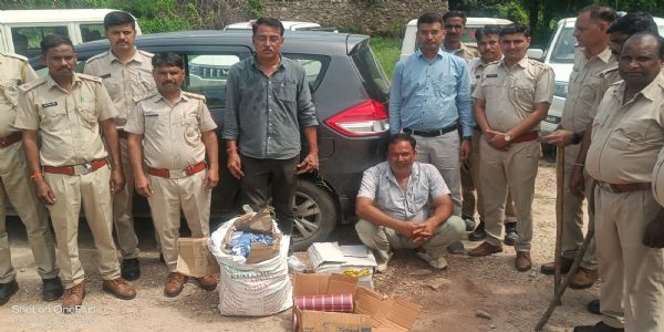 कार में थी नकली शराब बनाने की सामग्री, दो कार्रवाई में पकड़ी इतनी सामग्री कि तैयार हो जाती 55 लाख की नकली शराब
