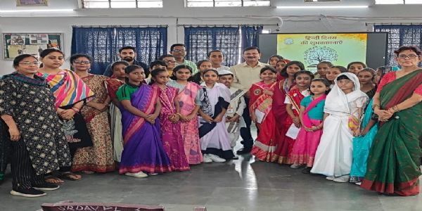 एसआर डीएवी स्कूल में मना हिंदी पखवाड़ा और हिंदी दिवस