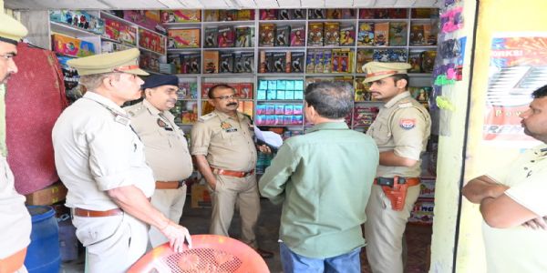 एसपी ने किया आतिशबाजी की दुकानों का आकस्मिक निरीक्षण