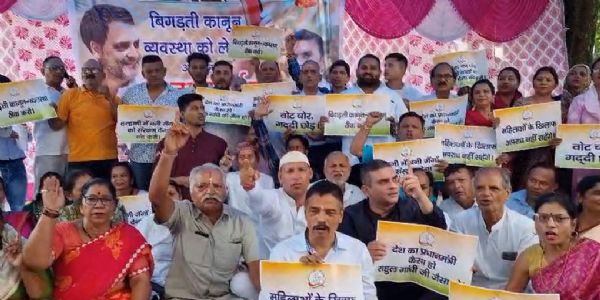 बिगड़ती कानून व्यवस्था पर कांग्रेस का हल्ला बोल, किया प्रदर्शन