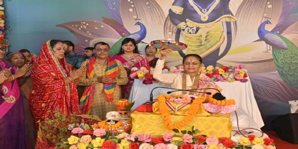 गीता हर धर्म के व्यक्ति को सही जीवन जीने की सिखाती है कला : मां चैतन्य मीरा