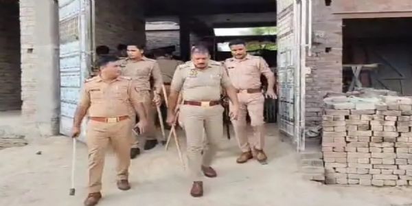 राजस्व विभाग की टीम पर हमला, वाहन क्षतिग्रस्त, 5 लोग हिरासत में