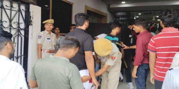 कांस्टेबल भर्ती परीक्षा का पहला दिन : जूते व जेवर खुलवाए, बायोमेट्रिक जांच के बाद दी एंट्री