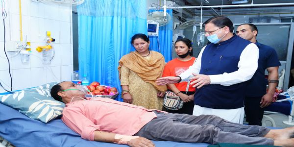 मुख्यमंत्री धामी ने दून अस्पताल का किया औचक निरीक्षण, मरीजों से संवाद कर सुधार के दिए निर्देश
