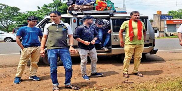 नेपाल से लौटे बंगाल के 10 प्रवासी श्रमिक, अभी भी सैकड़ाें लाेग फंसे