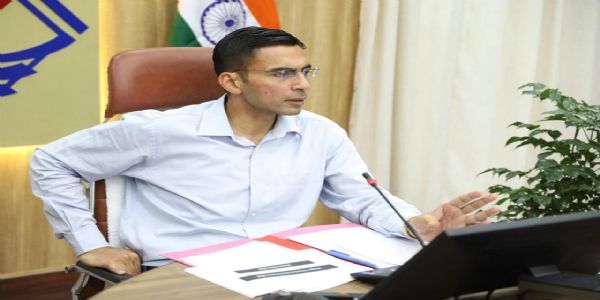 डीएम ने दिया सहारा : बिन मां की तीन निर्धन बेटियों का स्कूल में दाखिला