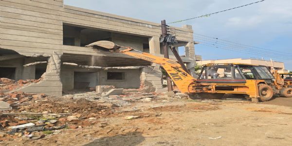 अवैध निर्माण पर चला रायपुर नगर निगम का बुलडोजर