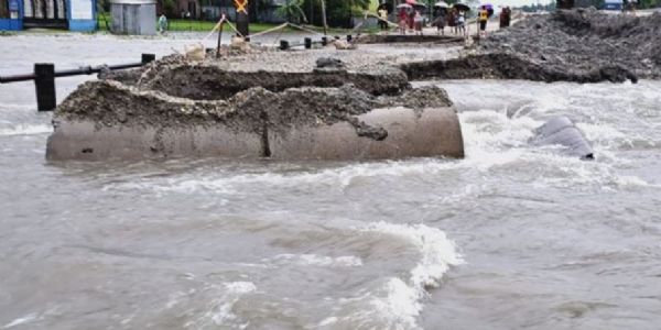 बारिश में दो डायवर्सन सड़क क्षतिग्रस्त, फालाकाटा-अलीपुरद्वार मार्ग बंद