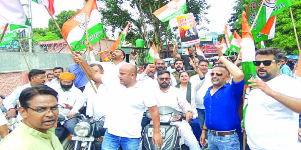 वोट चोर गद्दी छोड़ अभियान के तहत युकां ने निकाली बाइक रैली