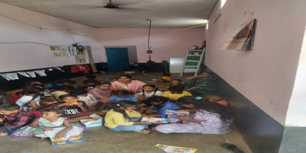 रायपुर : आबकारी उपनिरीक्षक अनुला झाड़े ने अपने जन्मदिन पर बच्चों के संग साझा की खुशियां