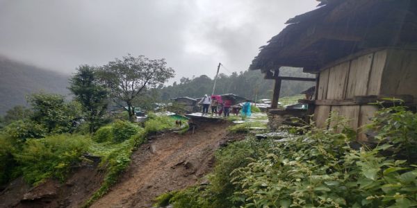 सर बडियार के किंमडार गांव को भूस्खलन से खतरा, दहशत में लोग