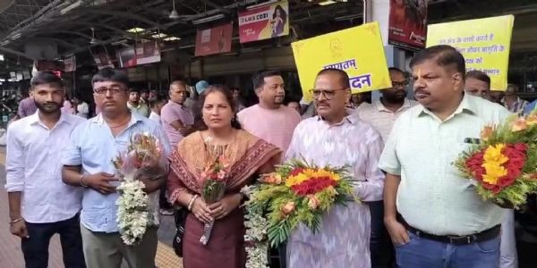 पुरस्कृत होकर लंदन से लौटे डॉ. अजय कुमार सिंह, लोगों ने किया स्वागत