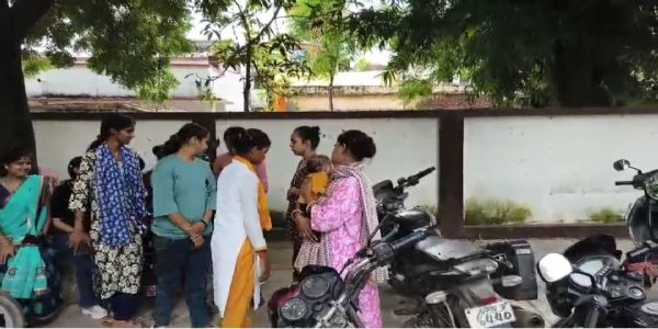 अमेठी में शिक्षा के नाम पर ठगी, परीक्षा से पहले एडमिट कार्ड न मिलने पर छात्रों काे हुआ एहसास