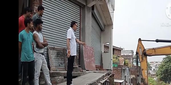 नाला जाम होने से वार्ड 6 के लोगों के घरों में घुसा गंदा पानी, पूर्व नप अध्यक्ष एवं स्थानीय लोगों ने स्वयं अपने खर्चे पर करवाई सफाई