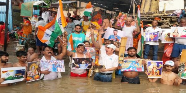 भारतीय क्रिकेट टीम की विजय के लिए गंगा नदी में उतर कर प्रार्थना
