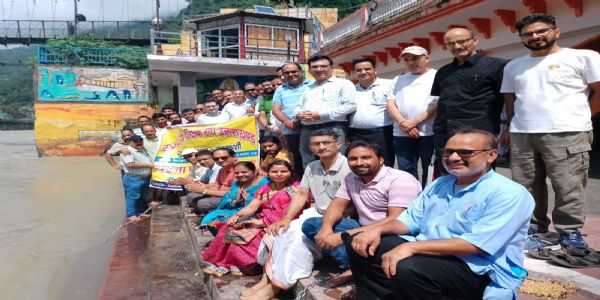 राजकीय शिक्षक संघ ने गंगा तट पर किया सीधी भर्ती नियमावली का तर्पण