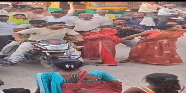 थाने के सामने महिला से मारपीट, चोटी पकड़कर बाइक पर बैठाया; वीडियो वायरल