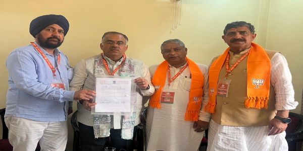 डॉ. नरिंदर सिंह ने तरुण चुग और सत शर्मा की उपस्थिति में बाढ़ राहत के लिए 1 करोड़ की सहायता की घोषणा की