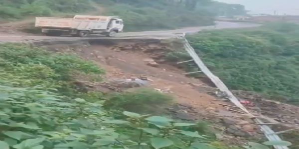 हिमाचल में व्यापक वर्षा, चंबा में नेशनल हाइवे धंसा, गाड़ियां गिरीं, 647 सड़कें बंद