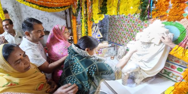 हाथी अष्टमी पर गजलक्ष्मी मंदिर दुध चढ़ाने पहुंचे शहरवासी