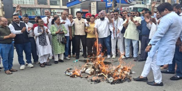 जॉर्ज एवरेस्ट पार्क आवंटन के विरोध में कांग्रेस का राज्यव्यापी प्रदर्शन, फूंका सरकार का पुतला