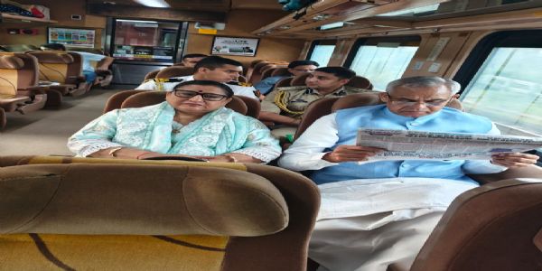 महाराष्ट्र का अतिरिक्त कार्यभार लेने को गुजरात के राज्यपाल आचार्य देवव्रत मुंबई पहुंचे