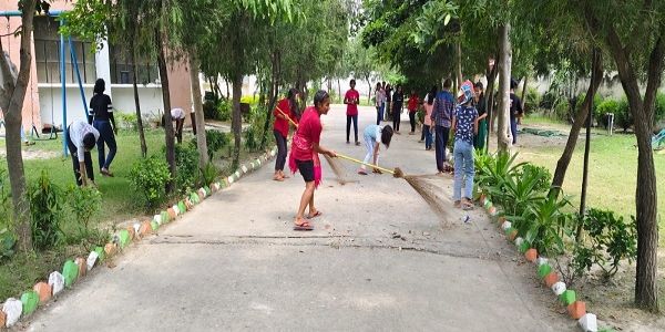 विद्यार्थी श्रमदान से अपने विद्यालयों और छात्रावासों को संवारेंगे : असीम अरुण