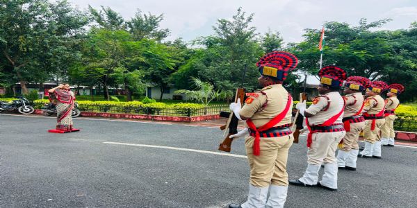 बलरामपुर : महिला एवं बाल विकास मंत्री को दिया गार्ड ऑफ ऑनर