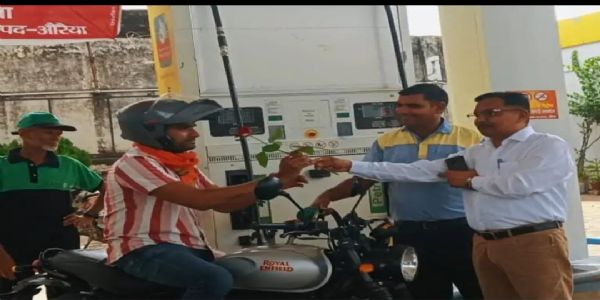 औरैया में ‘नो हेलमेट-नो पेट्रोल’ अभियान, 70 हजार जुर्माना वसूला