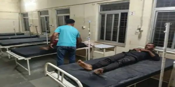 अनूपपुर : सड़क में बैठी गायों से दो पहिया वाहन टकराया, तीन घायल