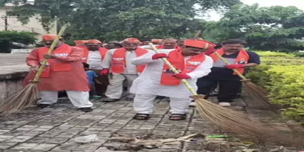भारत माता मंदिर में भाजपा कार्यकर्ताओं ने लगाई झाड़ू