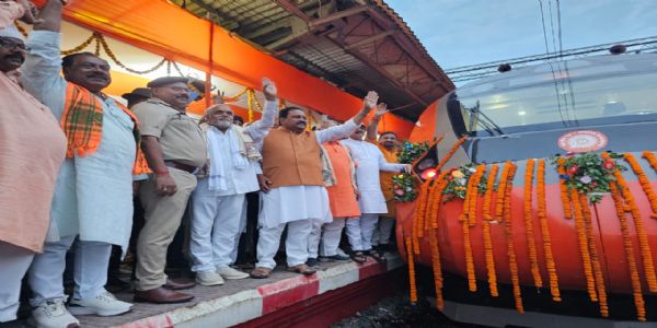 प्रधानमंत्री द्वारा पूर्णिया से हरी झंडी दिखाने के बाद सांसद प्रदीप कुमार सिंह ने कई ट्रेनों को किया रवाना