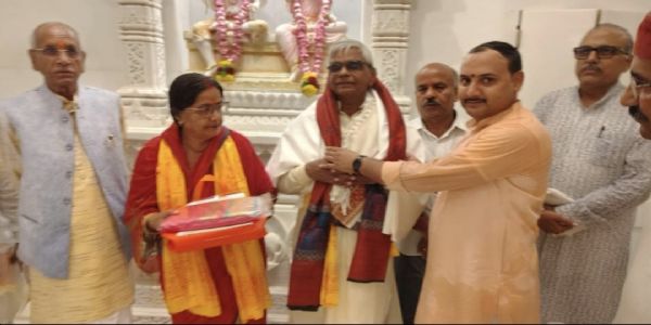 श्रीराम मंदिर ट्रस्ट के नए नामित सदस्य कृष्णमोहन को महासचिव चम्पत राय ने सौंपा मनाेनयन पत्र