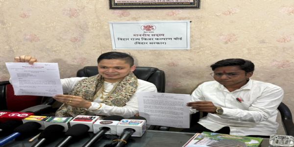 बिहार किन्नर कल्याण बोर्ड के सदस्य राजन सिंह ट्रांसजेंडर ने बिहार सरकार को दिया सौ करोड़ का नोटिस