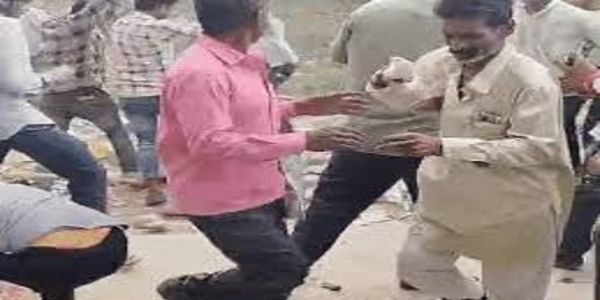 मुरैना में खाद के लिए लाइन में लगे किसान आपस में भिड़े, जमकर चले लाठी-डंडे