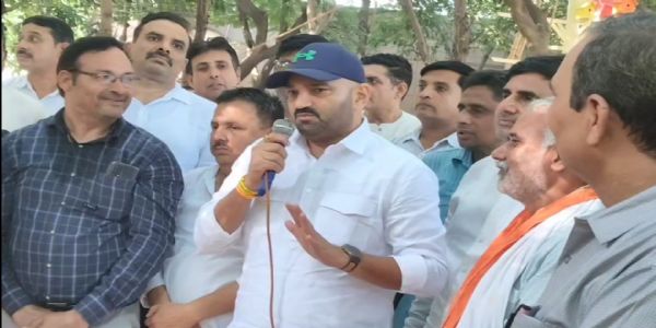 विधायक के आश्वासन पर शिक्षकों का धरना समाप्त