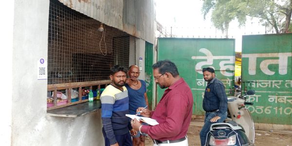 कचरा फैलाने पर दो दुकानदारों से वसूला गया 25 सौ रुपये का जुर्माना