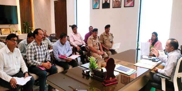 स्कूल कॉलेज के पास तम्बांकू, गुटखा की दुकानें संचालित न हाें : जिलाधिकारी