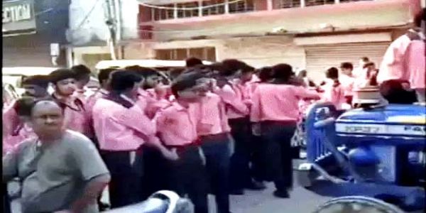 बल्लभगढ़ में स्कूल गेट बंद होने पर बच्चों का हंगामा, सड़क जाम; पुलिस ने कराया प्रवेश