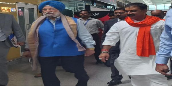 केन्द्रीय मंत्री हरदीप सिंह पुरी वाराणसी पहुंचे, एयरपोर्ट पर स्वागत