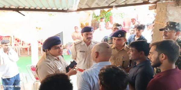 एसपी ने बलिदान जवानों को दी श्रद्धांजलि, परिजनों को बंधाया ढांढस