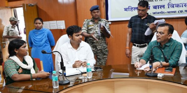 जांजगीर कलेक्टर ने आयोजित जनदर्शन में आम नागरिकों की समस्याएँ सुनी