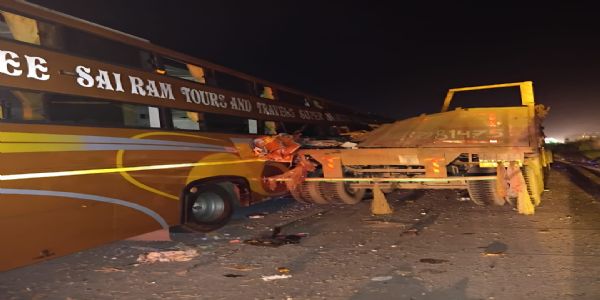 दर्शन करने जा रही टूरिस्ट बस ट्रेलर से टकराई चार की मौत 9 घायल