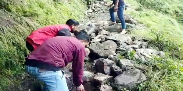 पैदल मार्ग पर बोल्डर गिरने से आवागमन प्रभावित