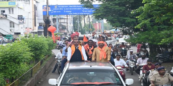 जबलपुरः लैंड पुलिंग एक्ट के खिलाफ व मूंग उड़द के भुगतान को लेकर किसानों ने निकाली ट्रैक्टर रैली