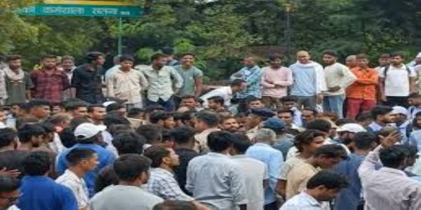 सतना-पन्ना मार्ग पर किसानों ने लगाया जाम, खाद के लिए टोकन नहीं मिलने के विरोध में धरने पर बैठे