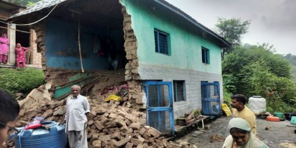 मकान ढहने से बड़ा हादसा टला, बुजुर्ग महिला घायल, बच्ची ने लगाई छलांग