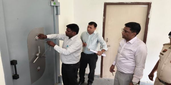 जींद : जिला निर्वाचन अधिकारी ने किया ईवीएम स्ट्रांग रूम का निरीक्षण