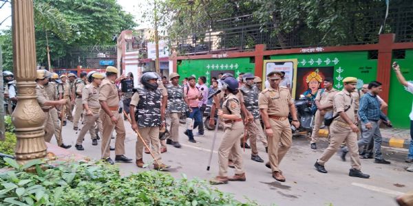 वाराणसी : कचहरी में अधिवक्ताओं के एक गुट ने दरोगा और साथ आए सिपाही को जमकर पीटा, हालत गंभीर