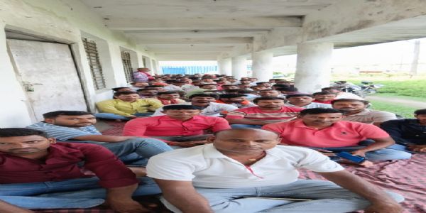 बेतिया में रोजगार की सुरक्षा को लेकर मीटर रीडिंग कर्मियों की अनिश्चितकालीन हड़ताल शुरू